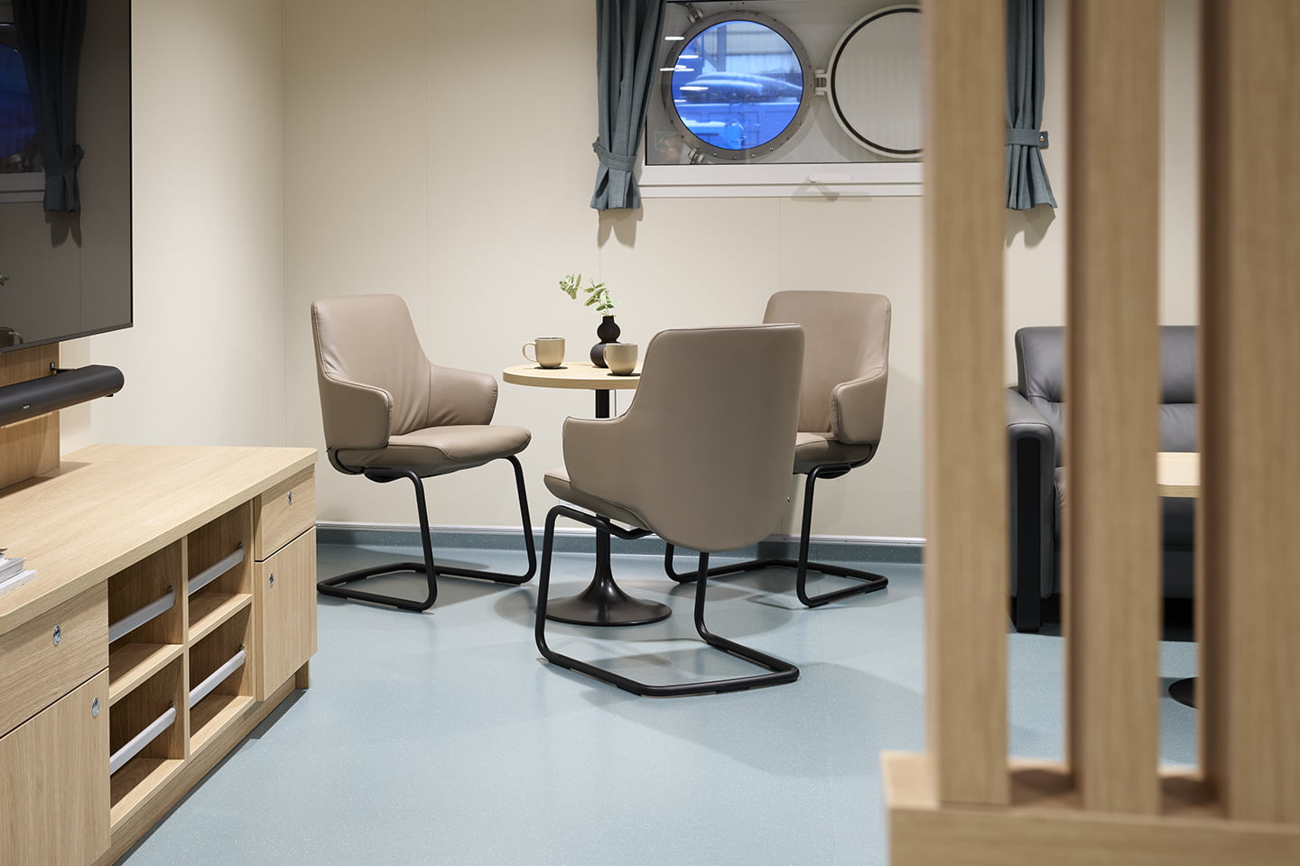 Stressless® dining chairs in lounge room at KV Jan Mayen