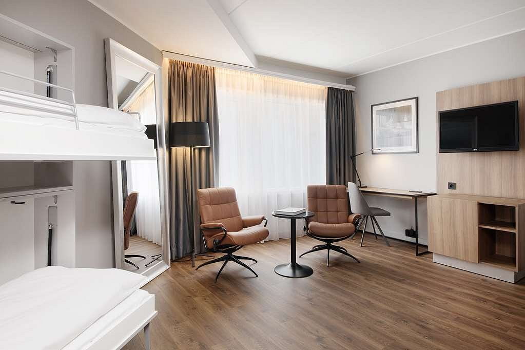 Radisson family room with Stressless chair