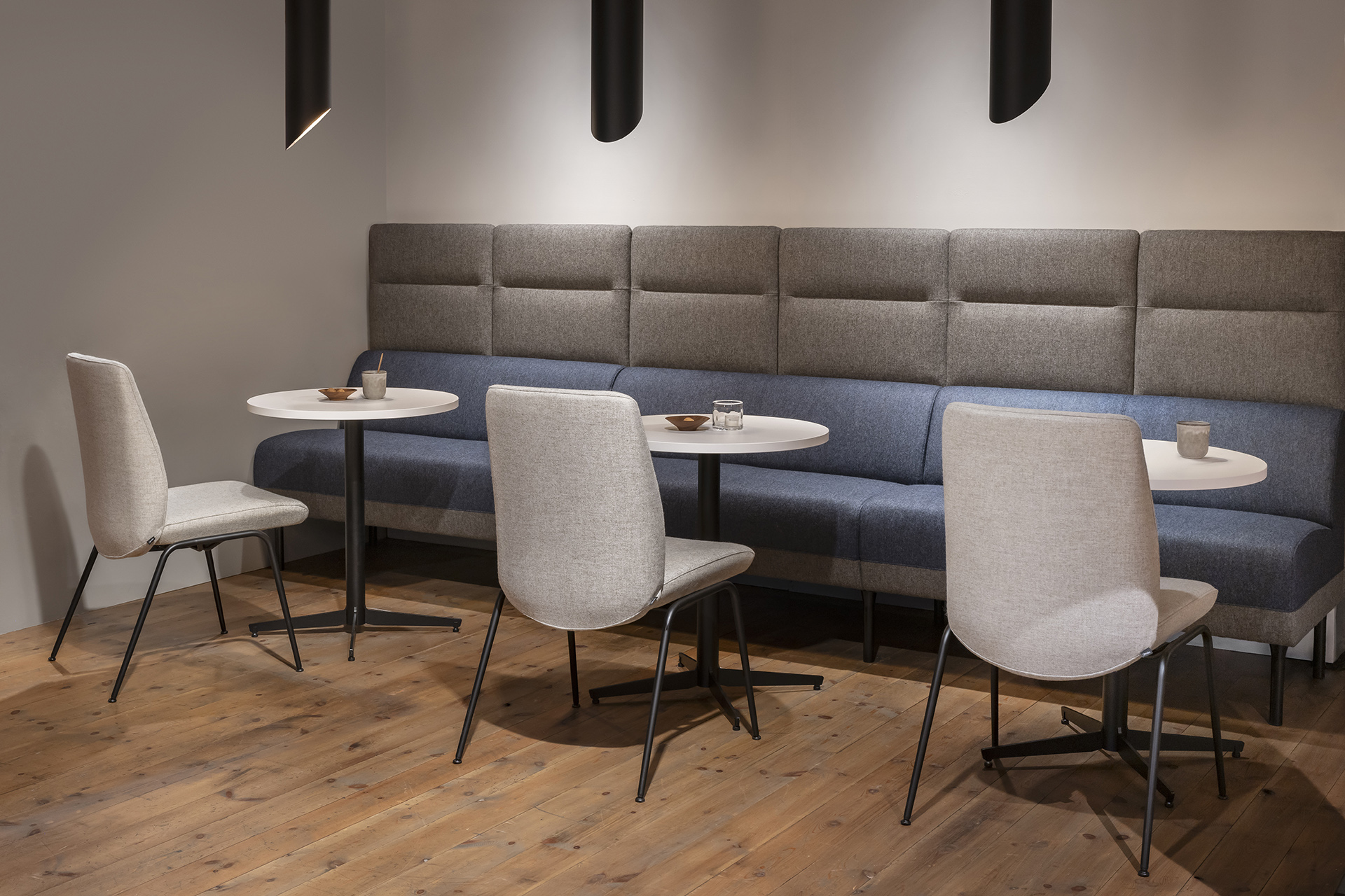 Frende modular sofa with Stressless dining chairs